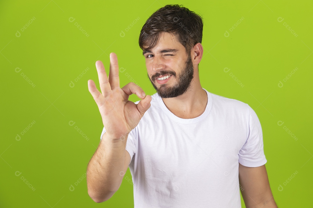 Homem jovem garoto barbudo usando camiseta branca sobre fundo isolado