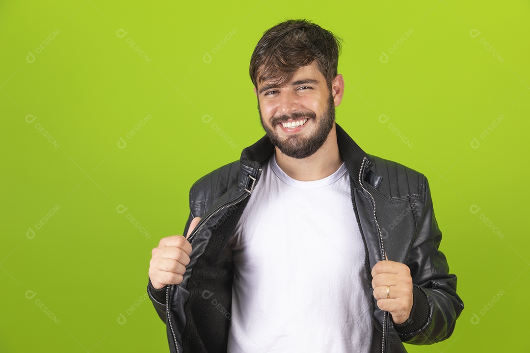 Homem jovem garoto barbudo usando jaqueta sobre fundo isolado