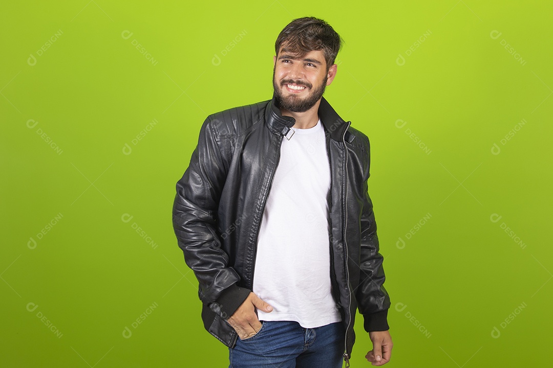 Homem jovem garoto barbudo usando jaqueta sobre fundo isolado