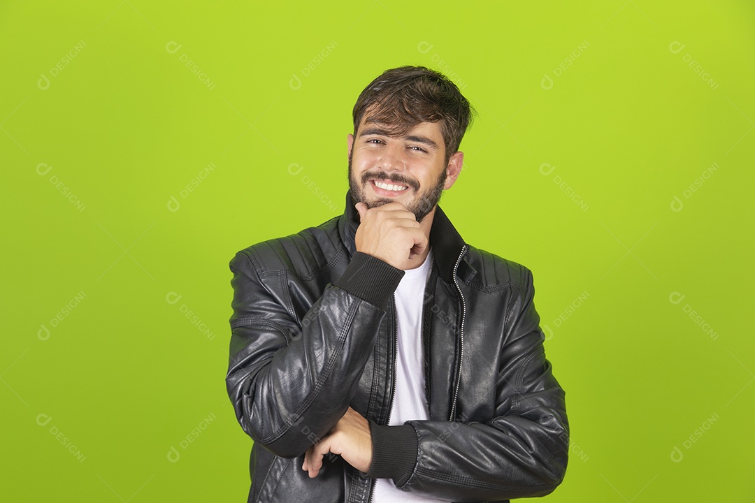 Homem jovem garoto barbudo usando jaqueta sobre fundo isolado