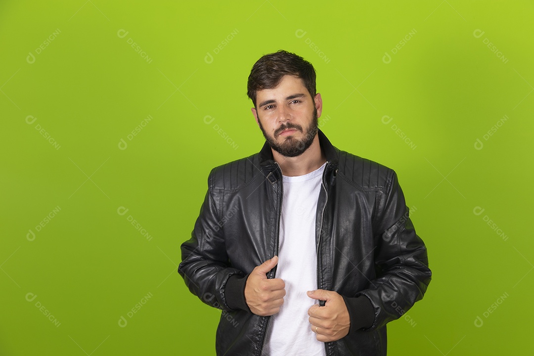 Homem jovem garoto barbudo usando jaqueta sobre fundo isolado