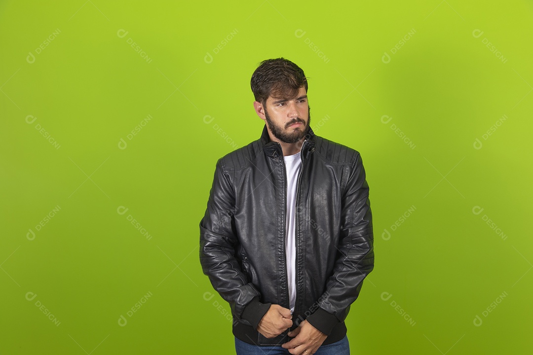 Homem jovem garoto barbudo usando jaqueta sobre fundo isolado