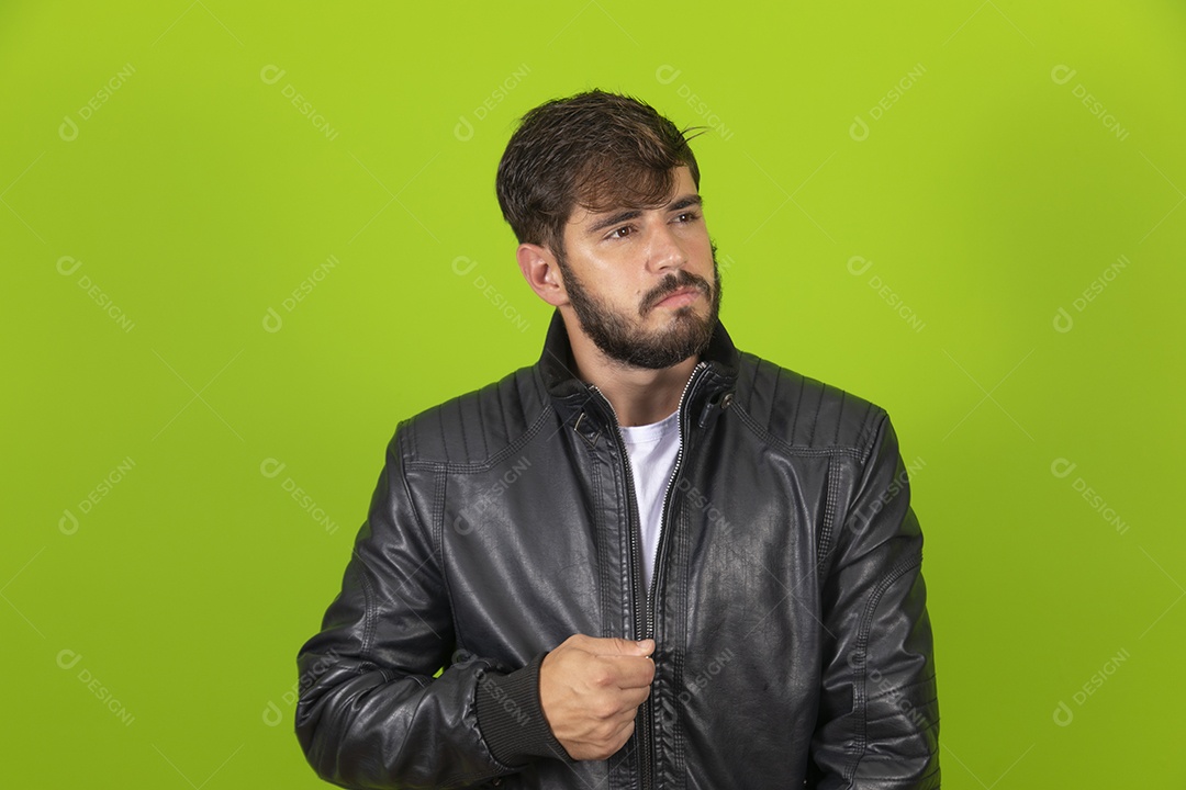 Homem jovem garoto barbudo usando jaqueta sobre fundo isolado