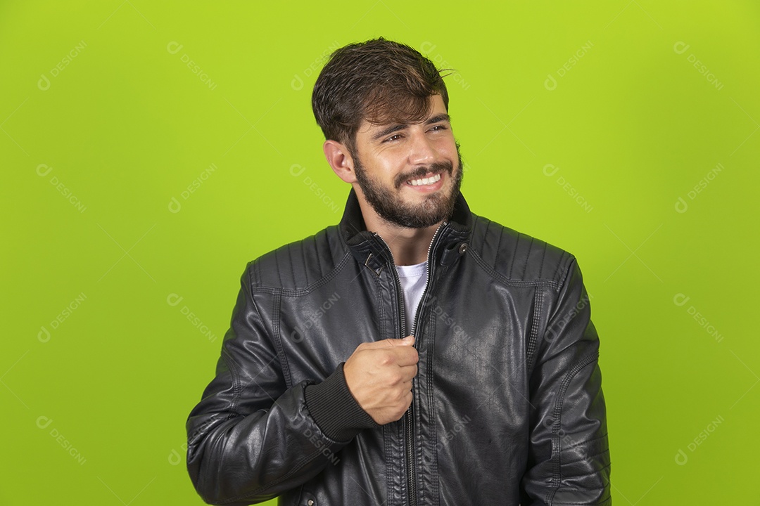 Homem jovem garoto barbudo usando jaqueta sobre fundo isolado