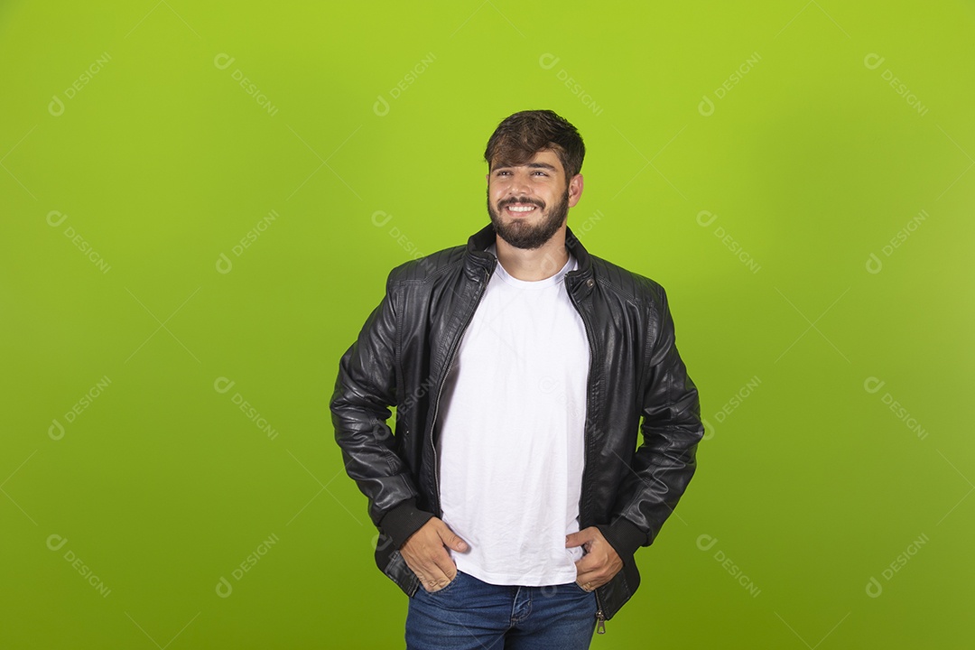 Homem jovem garoto barbudo usando jaqueta sobre fundo isolado