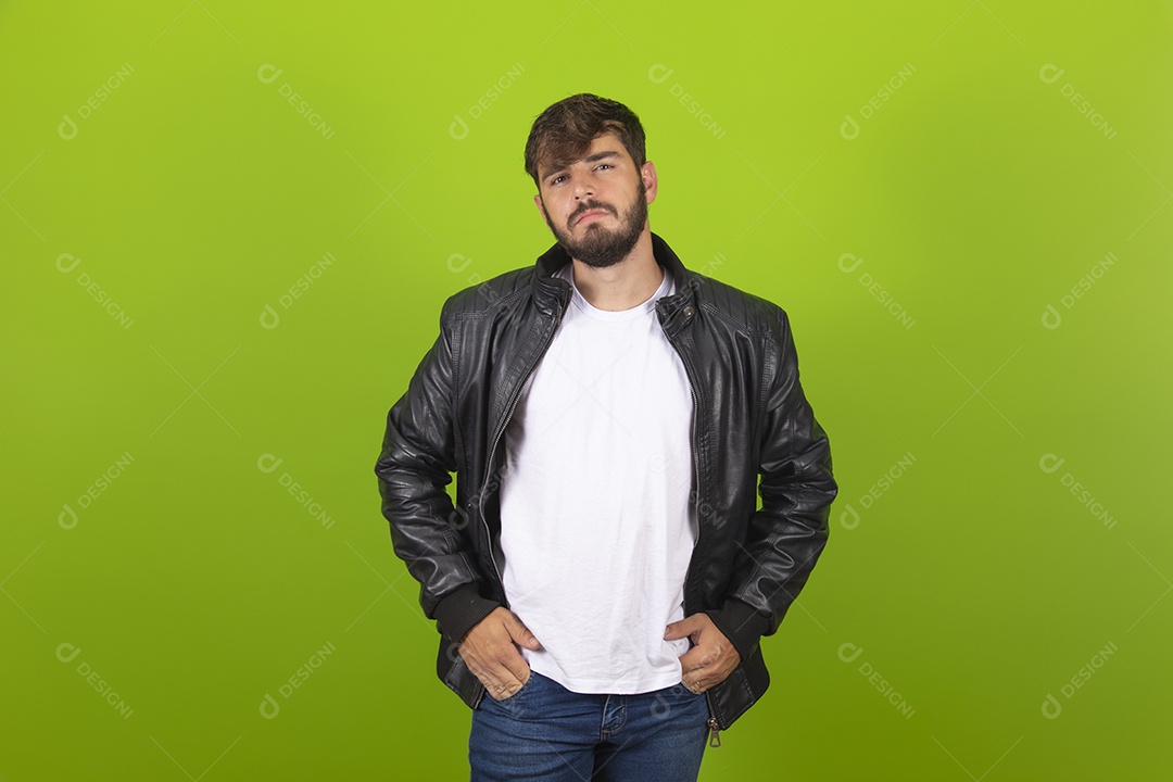 Homem jovem garoto barbudo usando jaqueta sobre fundo isolado