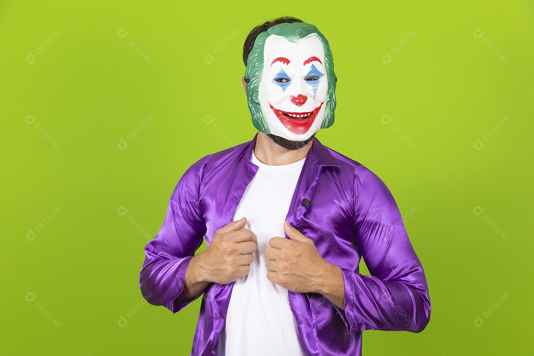 Homem jovem garoto usando máscara sobre fundo isolado