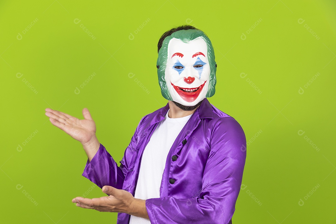 Homem jovem garoto usando máscara sobre fundo isolado