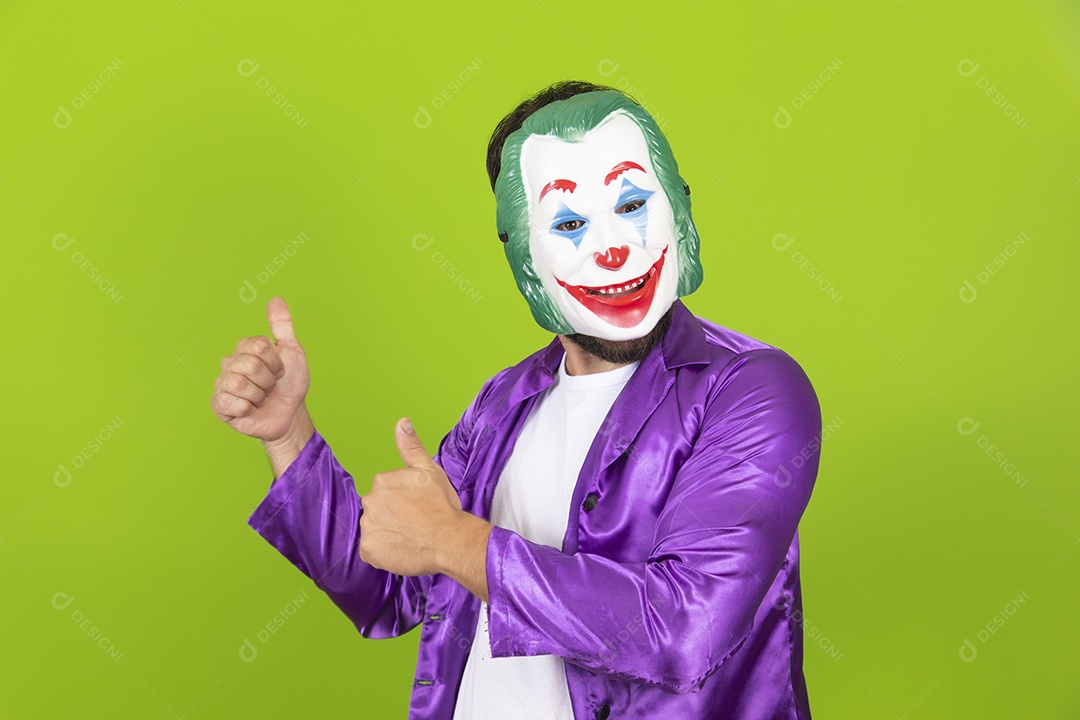 Homem jovem garoto usando mascara sobre fundo isolado