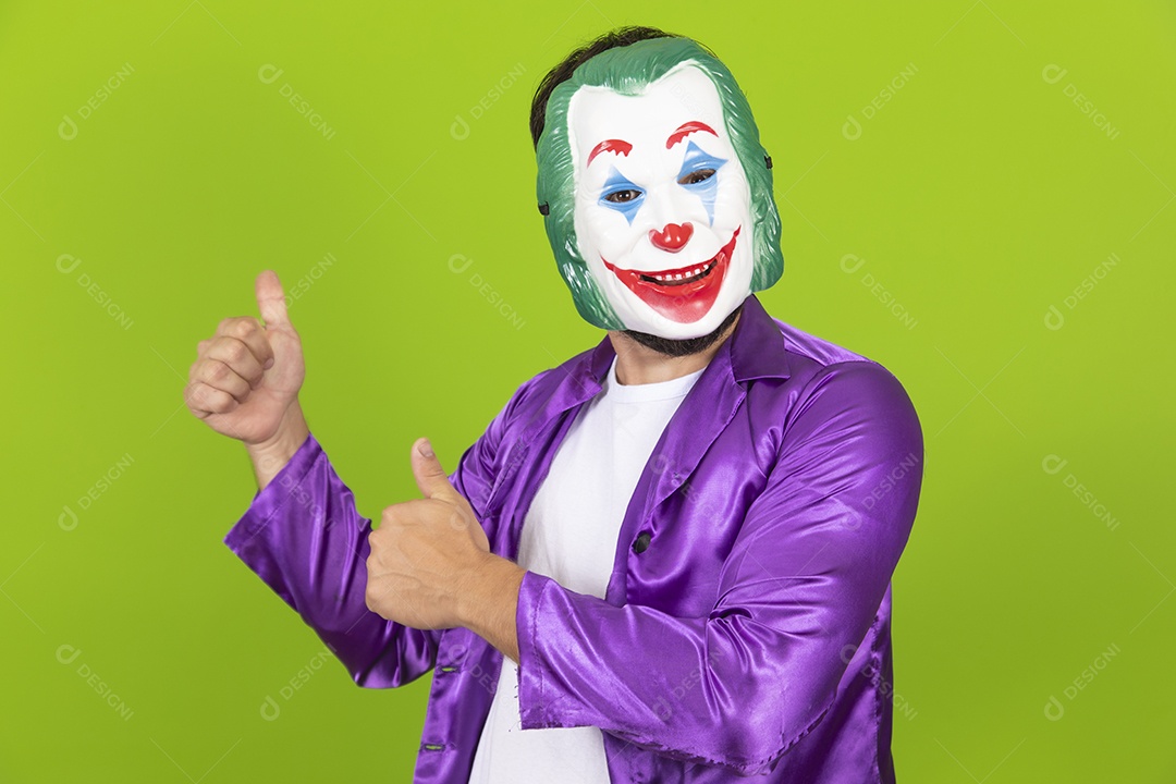 Homem jovem garoto usando mascara sobre fundo isolado