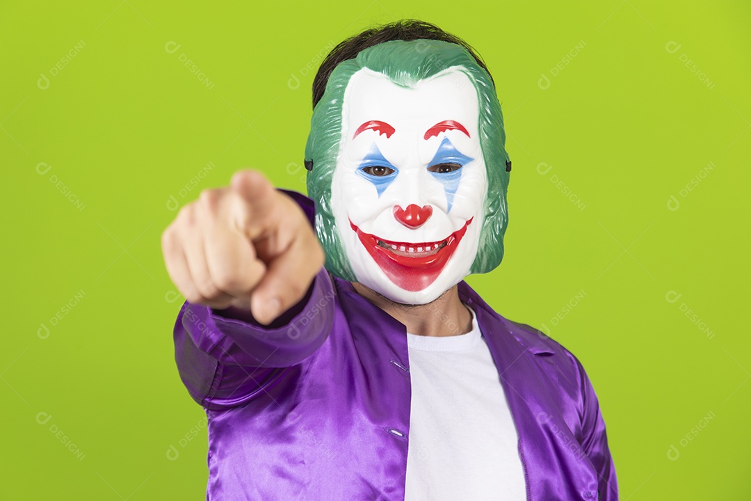 Homem jovem garoto usando mascara sobre fundo isolado