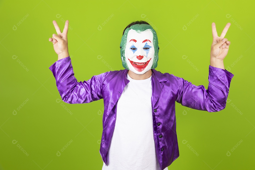 Homem jovem garoto usando máscara sobre fundo isolado