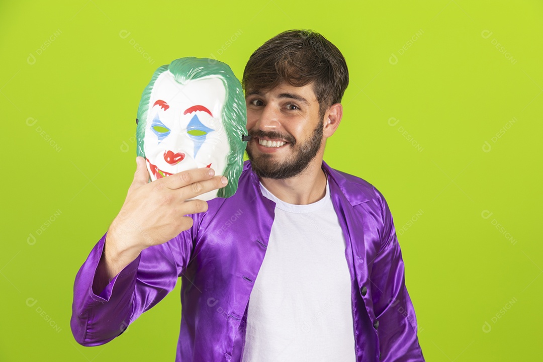 Homem jovem garoto barbudo usando fantasias de carnaval