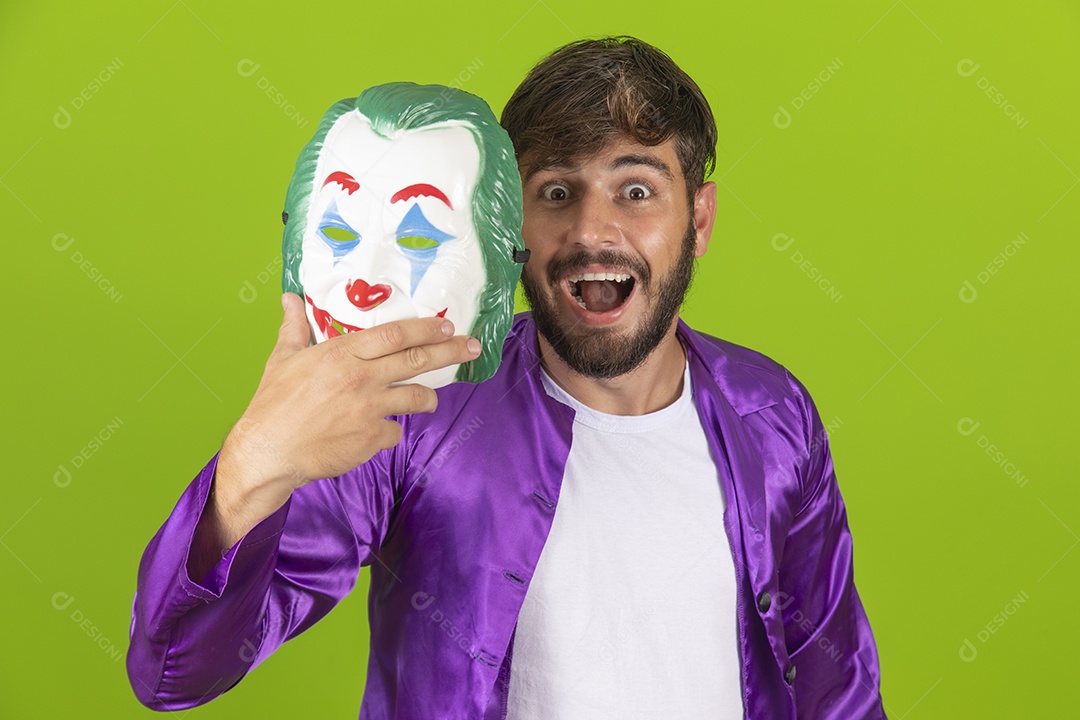 Homem jovem garoto barbudo usando fantasias de carnaval