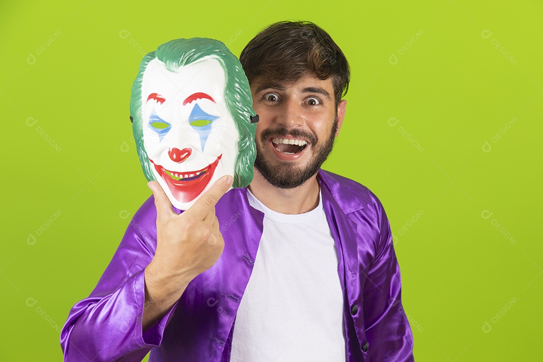 Homem jovem garoto barbudo usando fantasias de carnaval