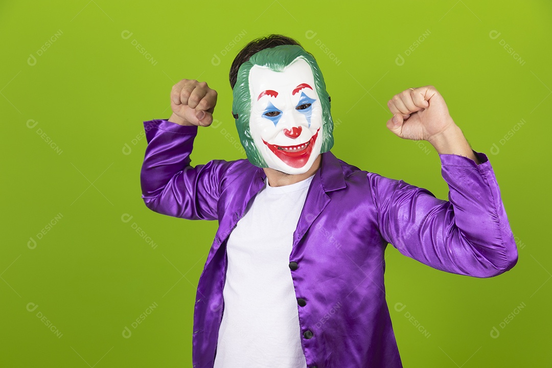 Homem jovem garoto barbudo usando fantasias de carnaval