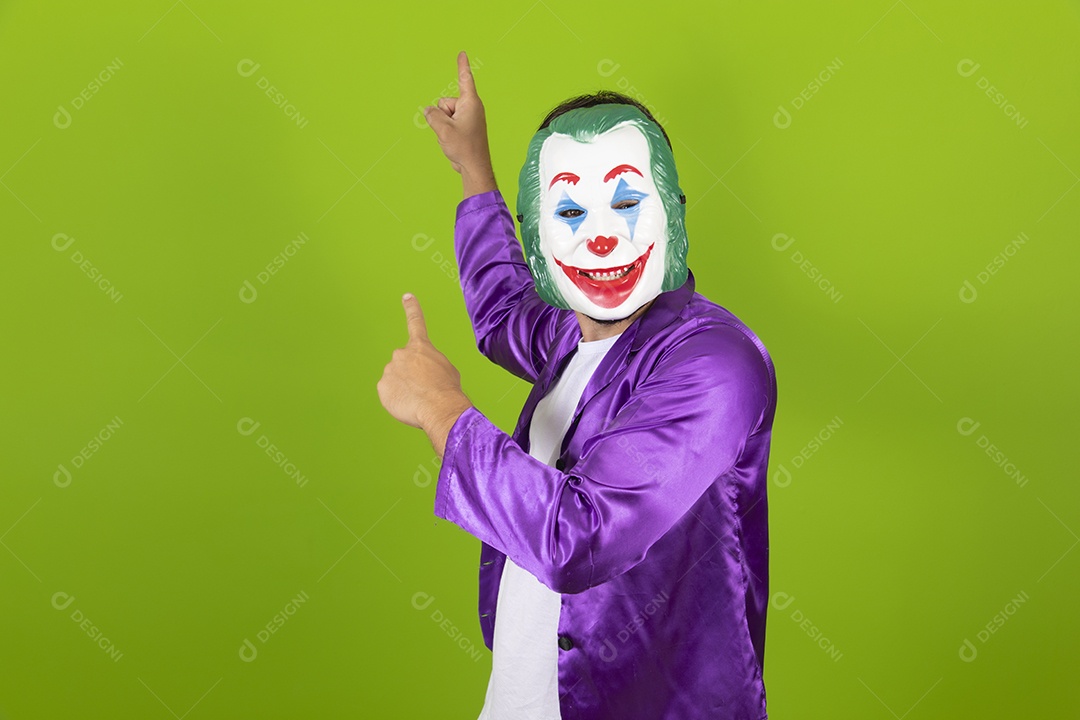 Homem jovem garoto barbudo usando fantasias de carnaval