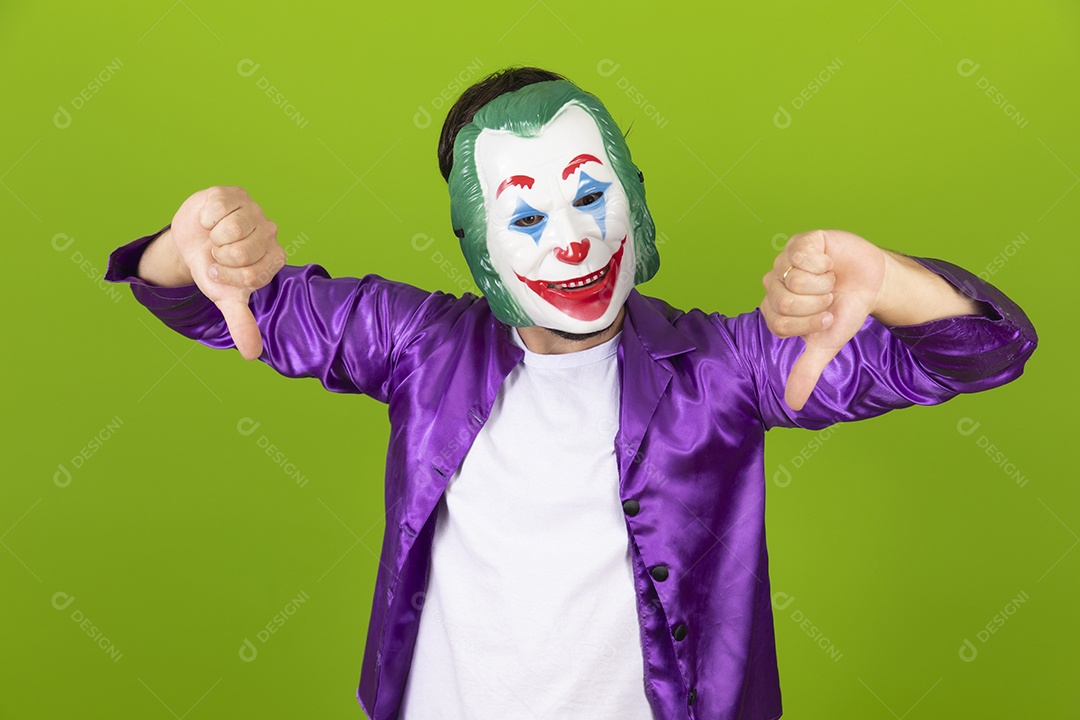 Homem jovem garoto barbudo usando fantasias de carnaval