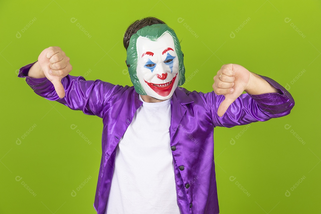 Homem jovem garoto barbudo usando fantasias de carnaval