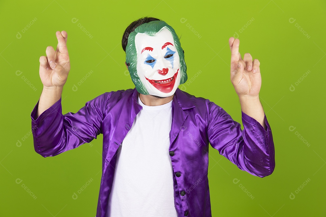 Homem jovem garoto barbudo usando fantasias de carnaval