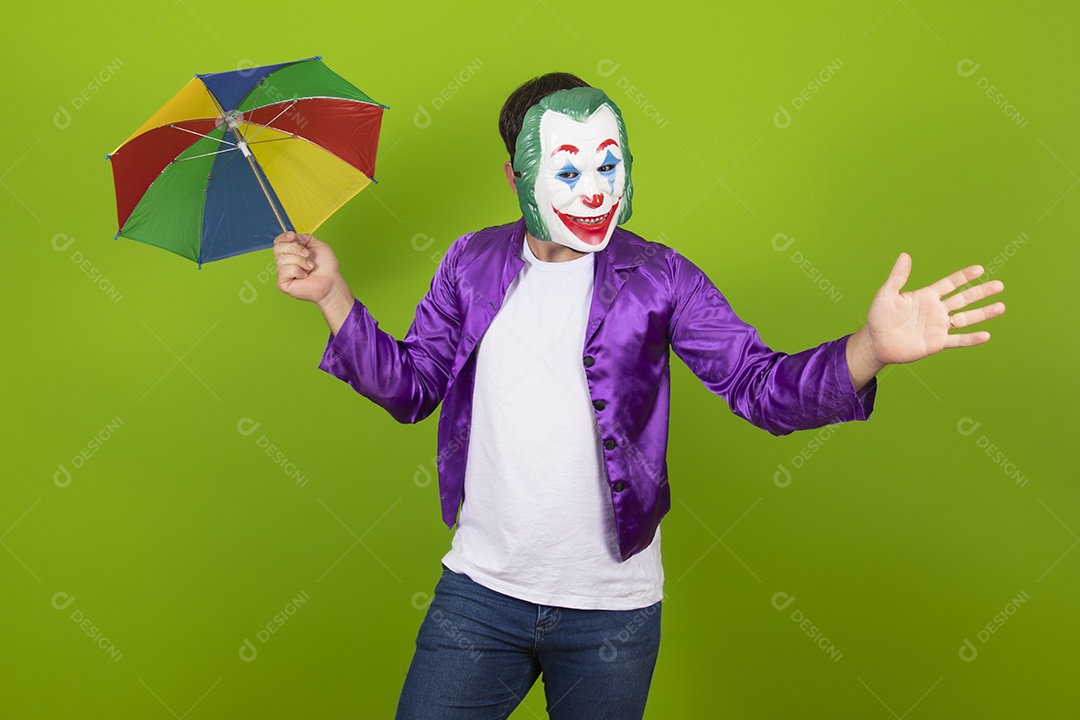 Homem jovem garoto barbudo usando fantasias de carnaval