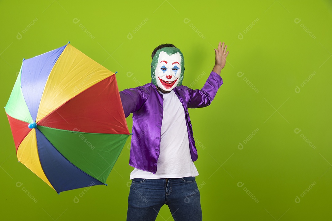 Homem jovem garoto barbudo usando fantasias de carnaval