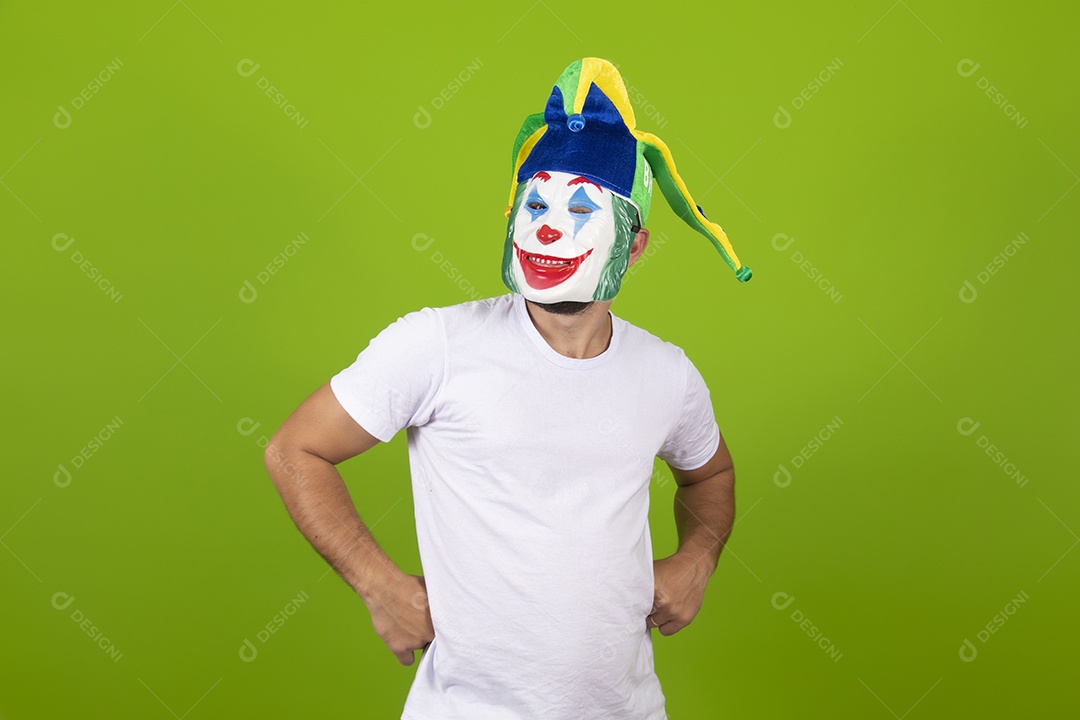 Homem jovem garoto barbudo usando fantasias de carnaval