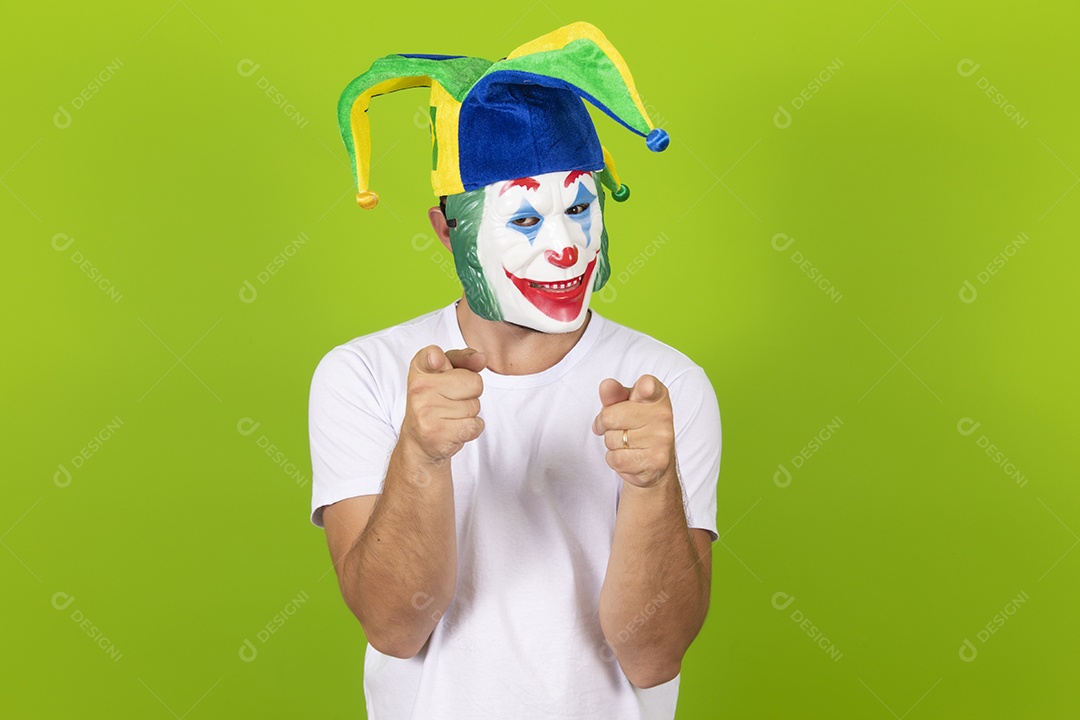 Homem jovem garoto barbudo usando fantasias de carnaval