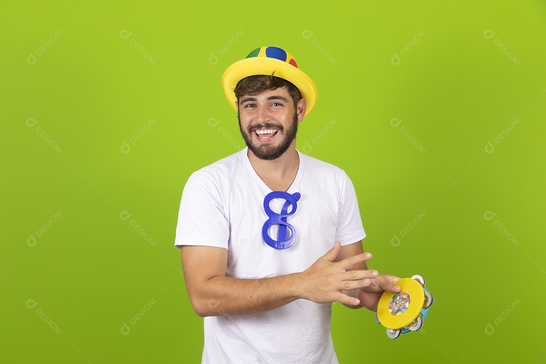 Homem jovem garoto barbudo usando fantasias de carnaval