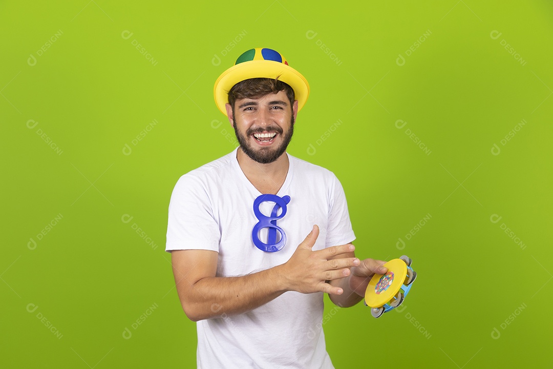 Homem jovem garoto barbudo usando fantasias de carnaval