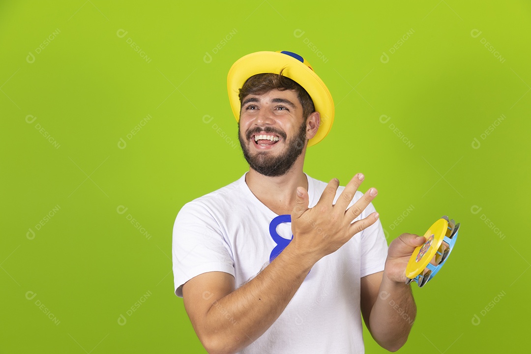 Homem jovem garoto barbudo usando fantasias de carnaval