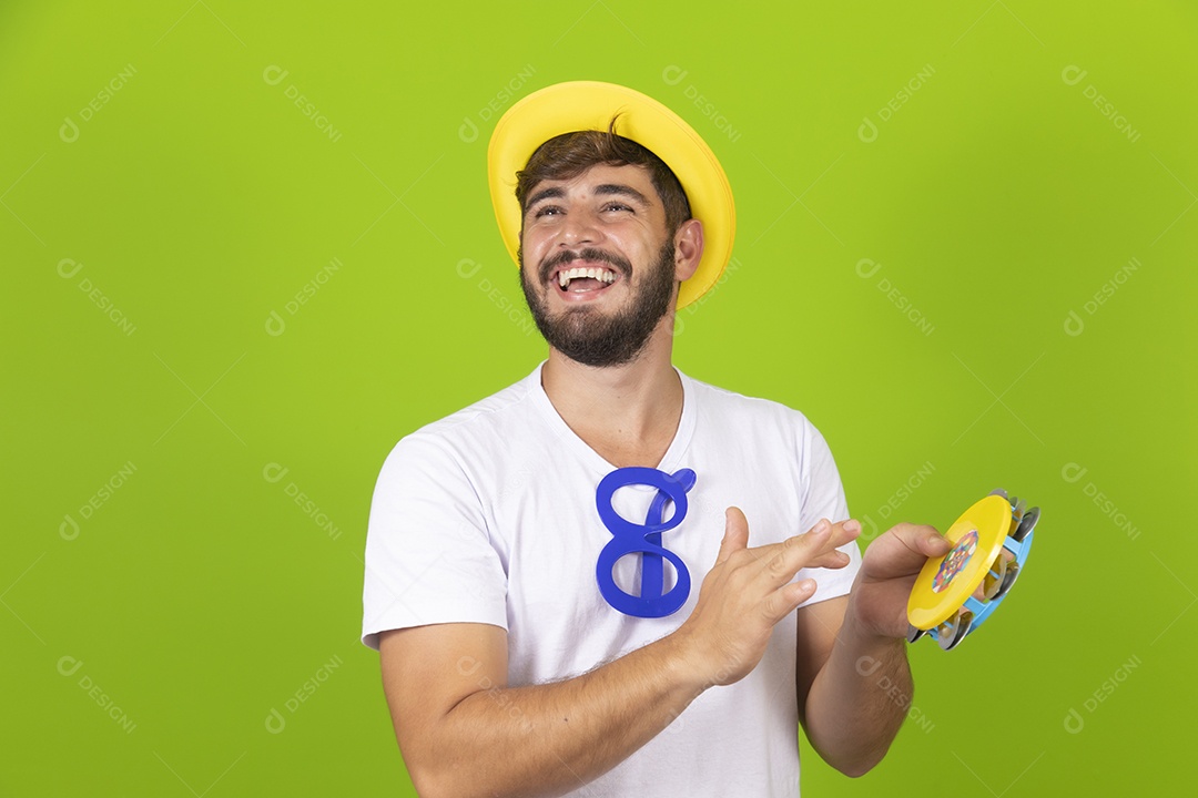 Homem jovem garoto barbudo usando fantasias de carnaval