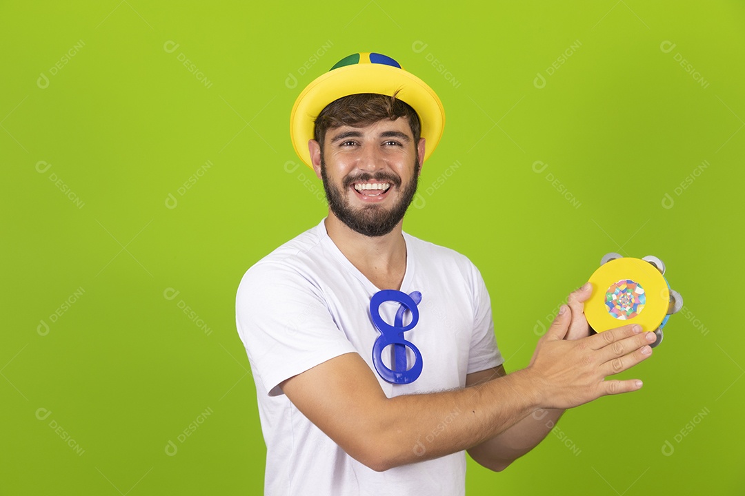 Homem jovem garoto barbudo usando fantasias de carnaval