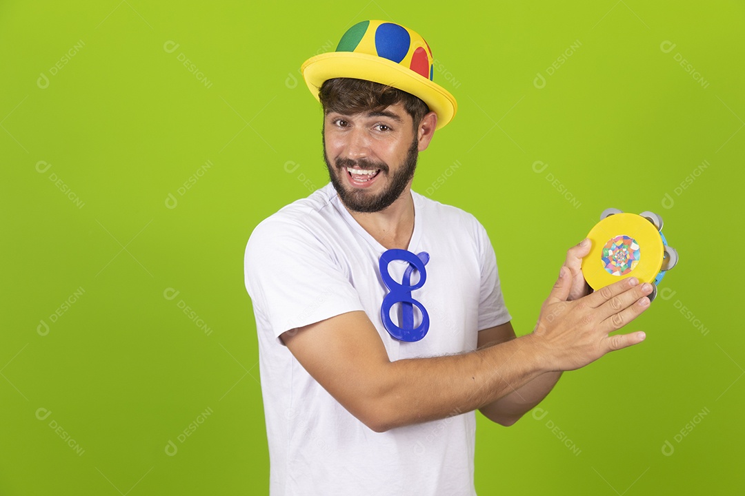 Homem jovem garoto barbudo usando fantasias de carnaval