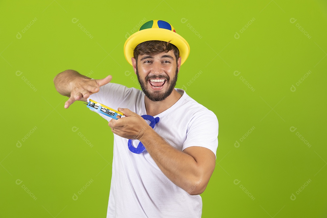 Homem jovem garoto barbudo usando fantasias de carnaval