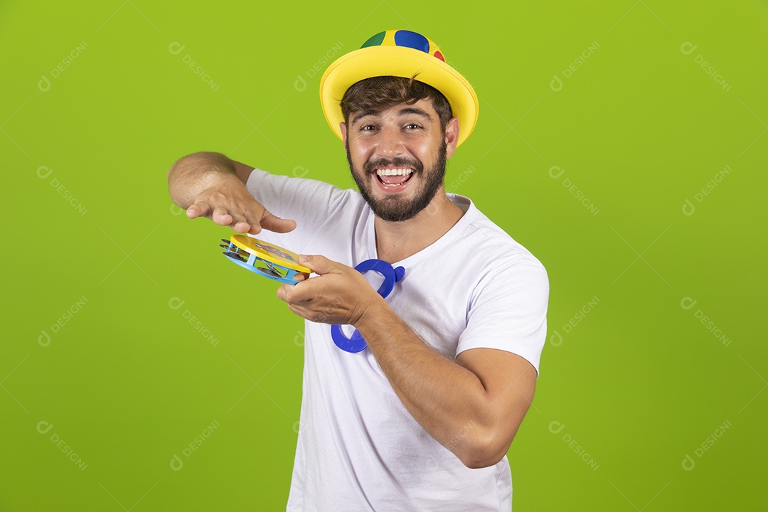 Homem jovem garoto barbudo usando fantasias de carnaval