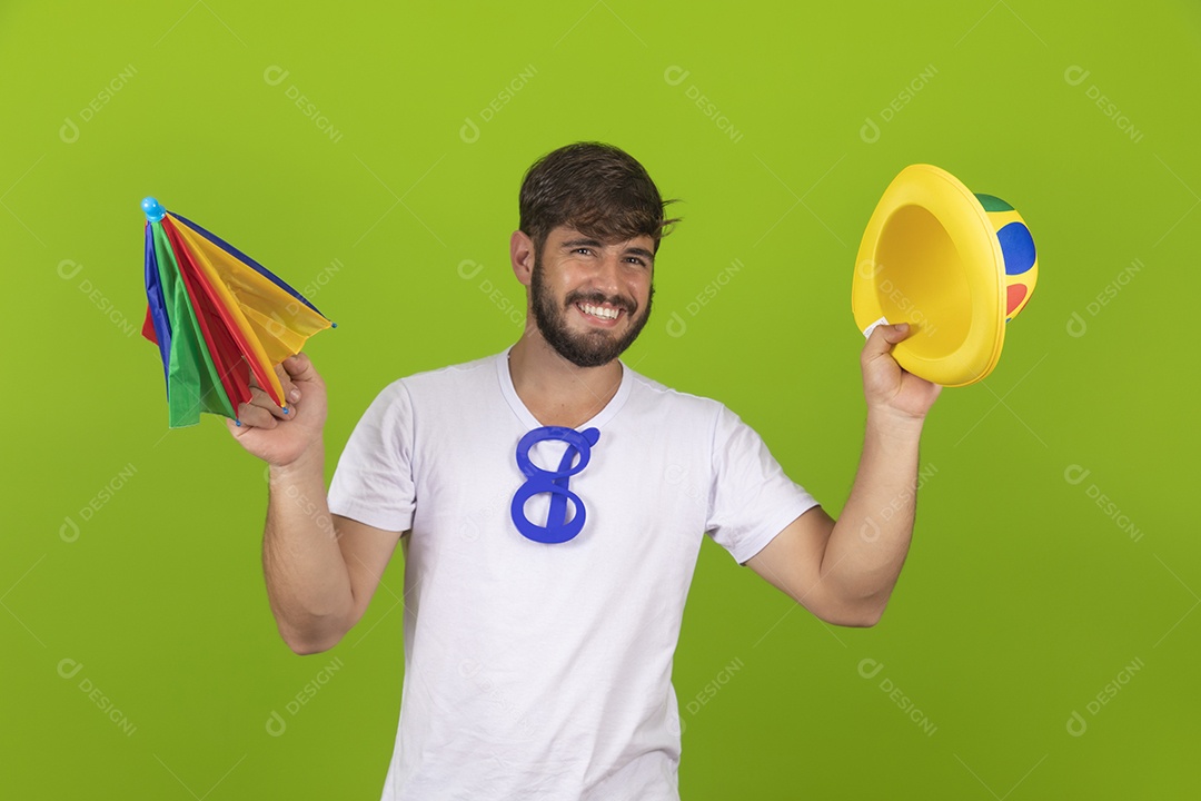 Homem jovem garoto barbudo usando fantasias de carnaval