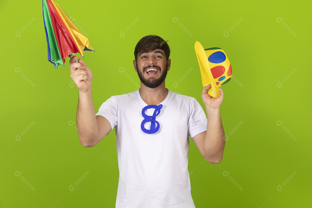 Homem jovem garoto barbudo usando fantasias de carnaval