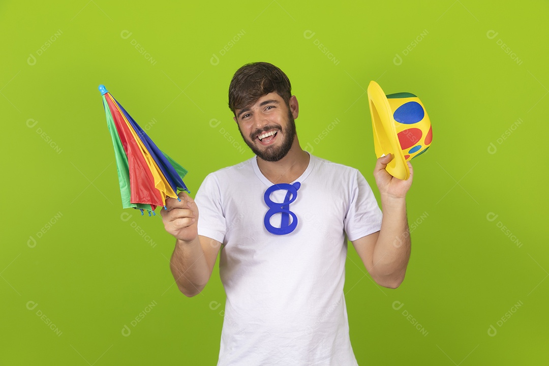 Homem jovem garoto barbudo usando fantasias de carnaval