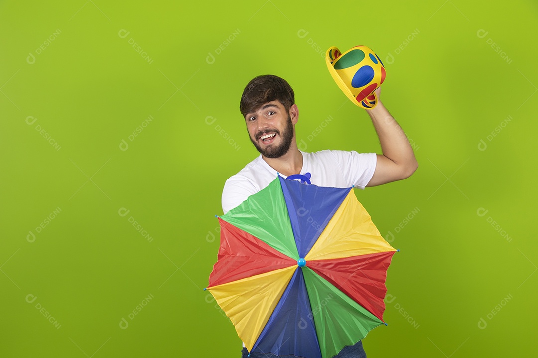 Homem jovem garoto barbudo usando fantasias de carnaval