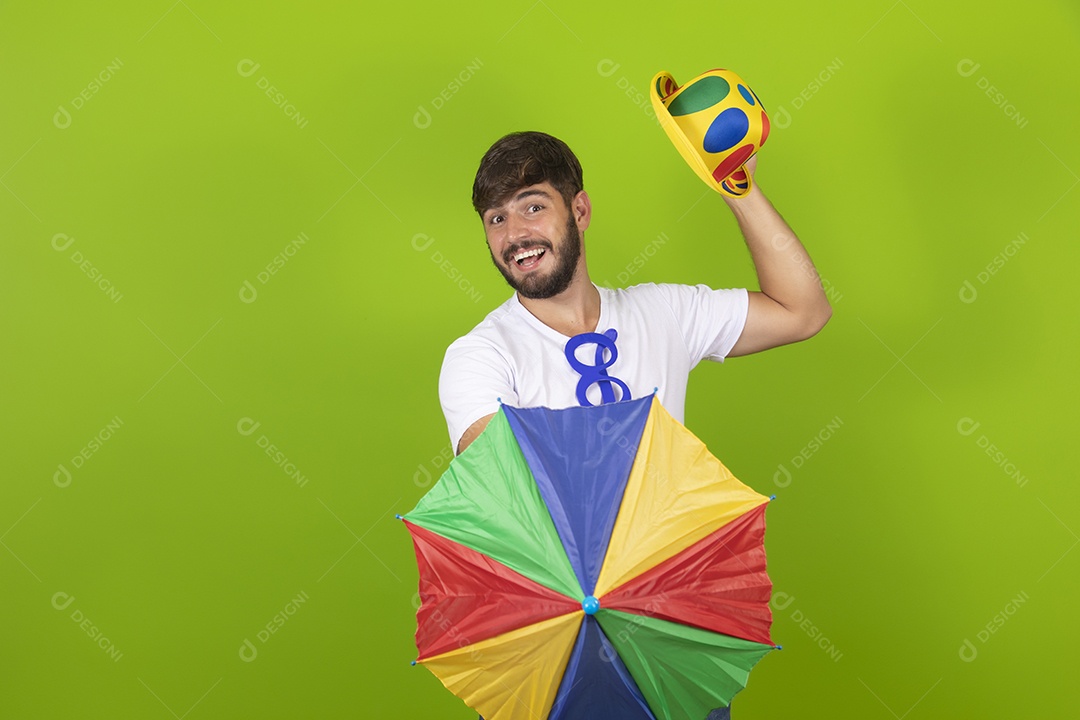Homem jovem garoto barbudo usando fantasias de carnaval