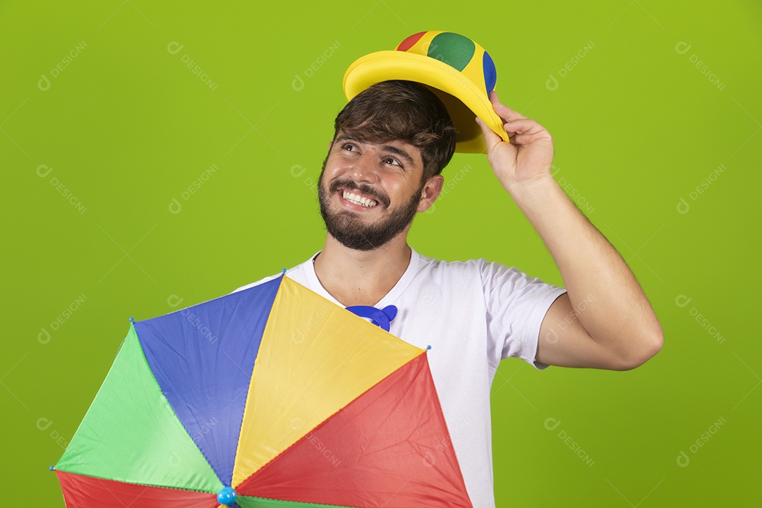 Homem jovem garoto barbudo usando fantasias de carnaval