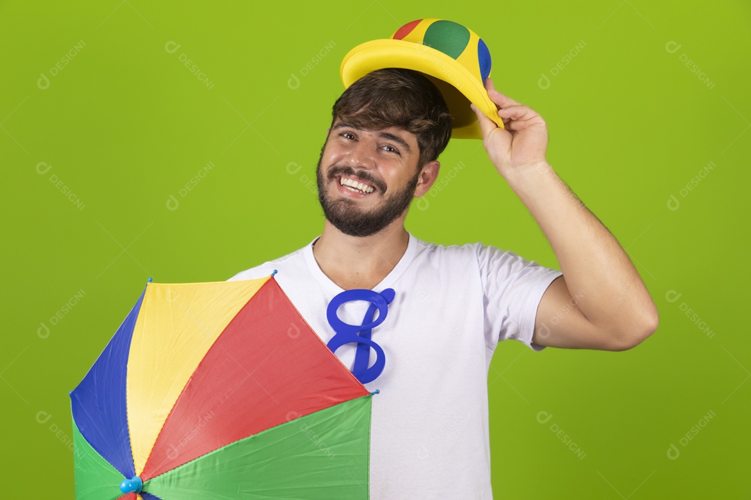 Homem jovem garoto barbudo usando fantasias de carnaval