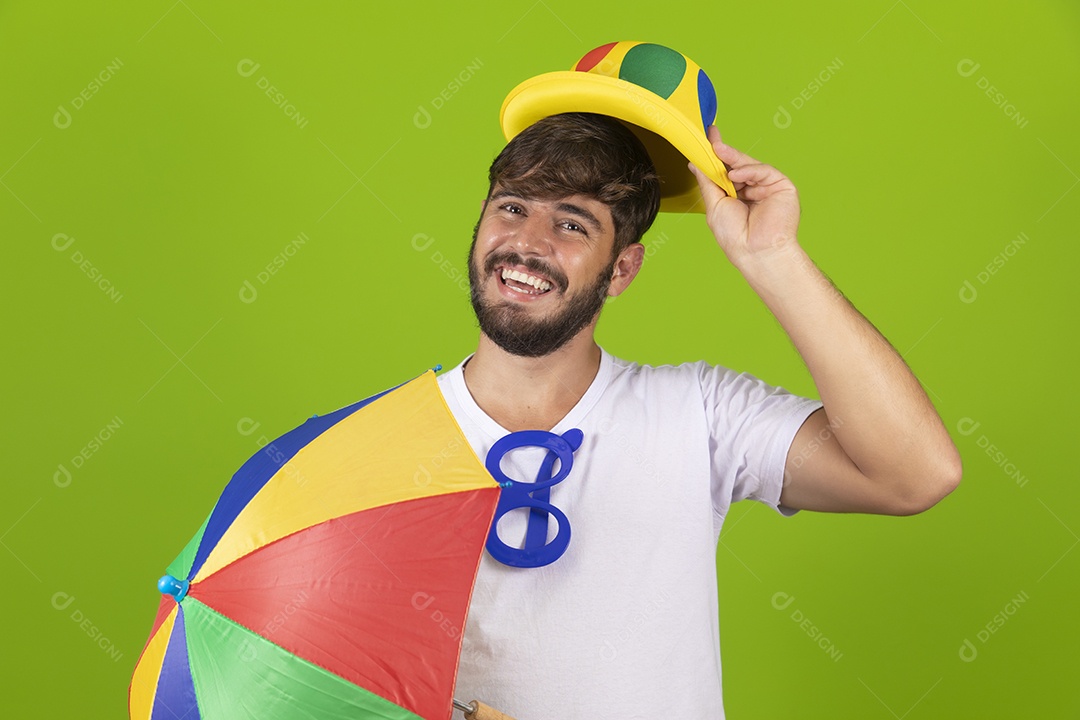 Homem jovem garoto barbudo usando fantasias de carnaval