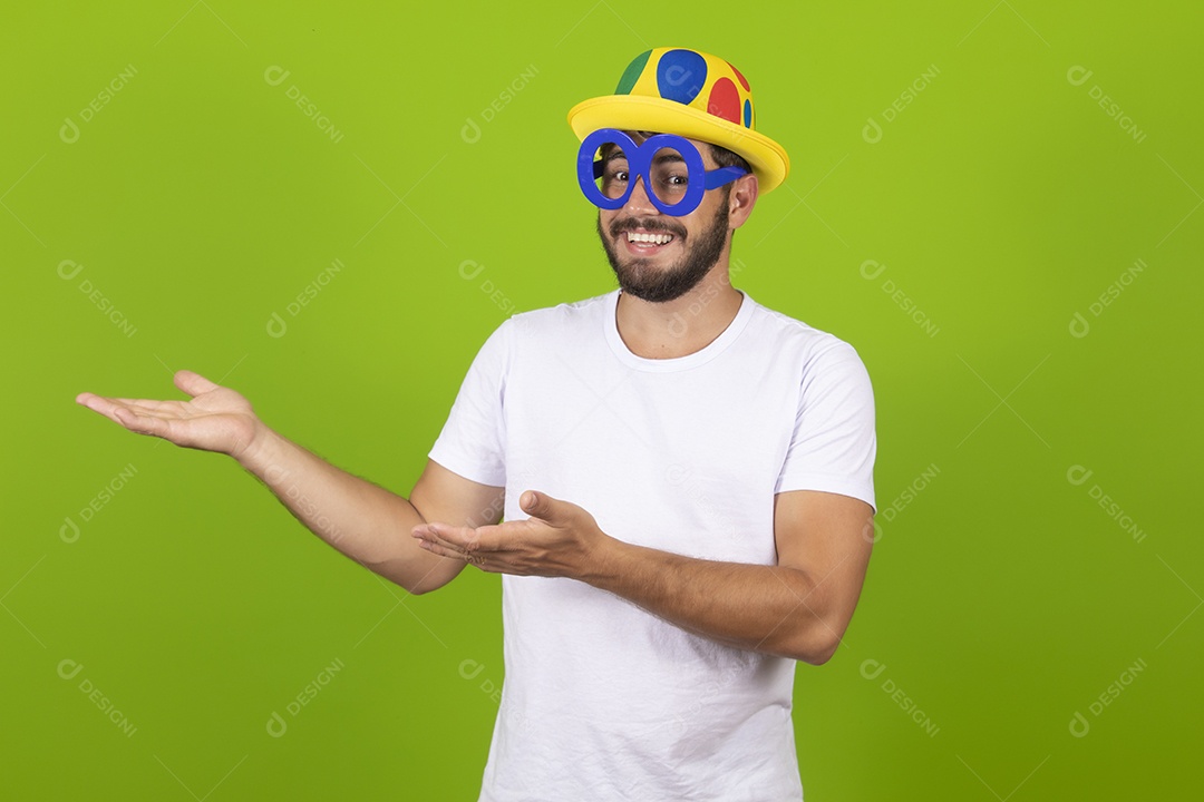 Homem jovem garoto barbudo usando fantasias de carnaval