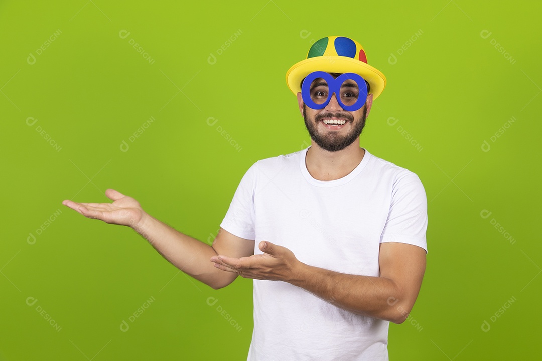 Homem jovem garoto barbudo usando fantasias de carnaval