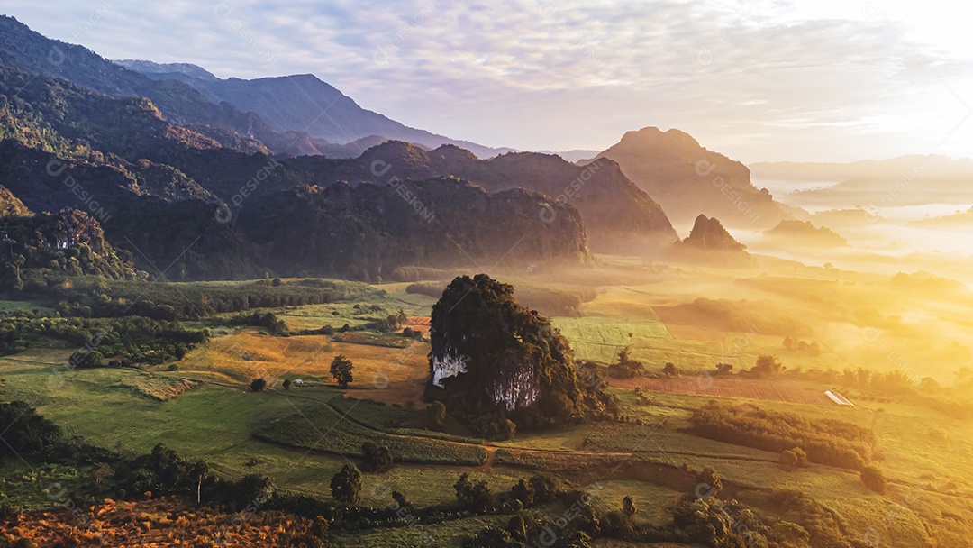 paisagem de montanhas nevoeiro Phu Lanka National Park Phayao província norte da Tailândia