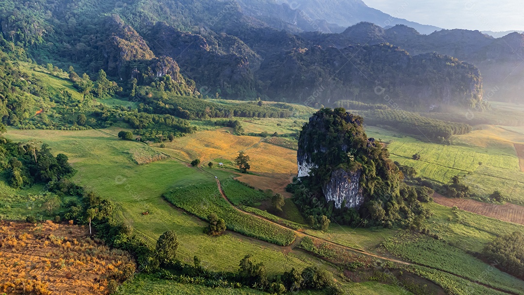 paisagem de montanhas nevoeiro Phu Lanka National Park Phayao província norte da Tailândia