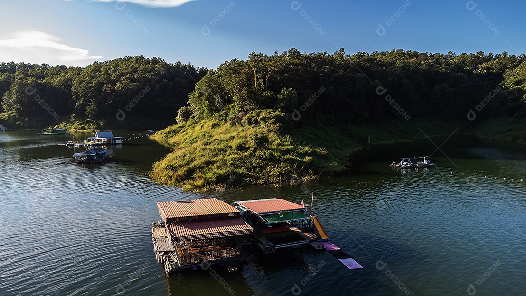 Vista aérea do pôr do sol da paisagem com reservatório e casa de jangada Tailândia