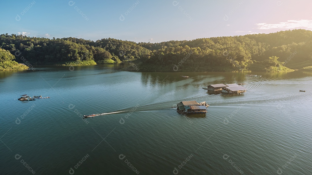 Vista aérea do pôr do sol da paisagem com reservatório e casa de jangada Tailândia
